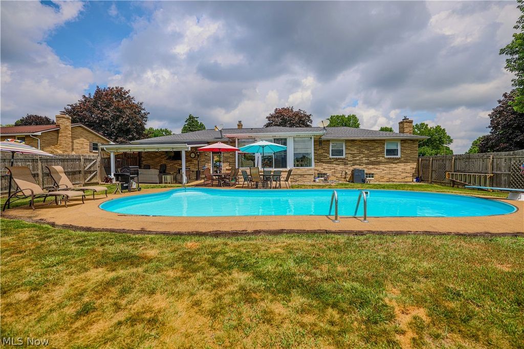 Photo of 5244 Oakridge Drive, Louisville, OH 44641 (MLS # 5225025)