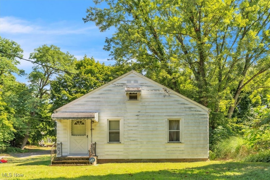 This 2-bedroom, 1-bathroom ranch is a true fixer-upper with endless possibilities. With some vision and updates, it can easily be transformed into a great rental, starter home, or profitable flip.
Located just minutes from Cuyahoga Falls and the Gorge Metro Park, this property offers not only potential inside, but also a desirable location close to trails, shopping, dining, and more.
If you’re looking for your next project, this diamond in the rough is priced right and waiting for your finishing touch!