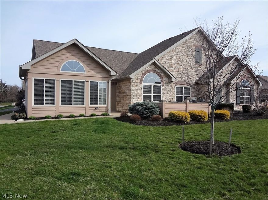 Here's your opportunity to relax and enjoy a carefree lifestyle! The open floor plan design is great for entertaining family and friends. Or you could retreat to your den/study or 4 season veranda. Don't miss your chance to enjoy life!