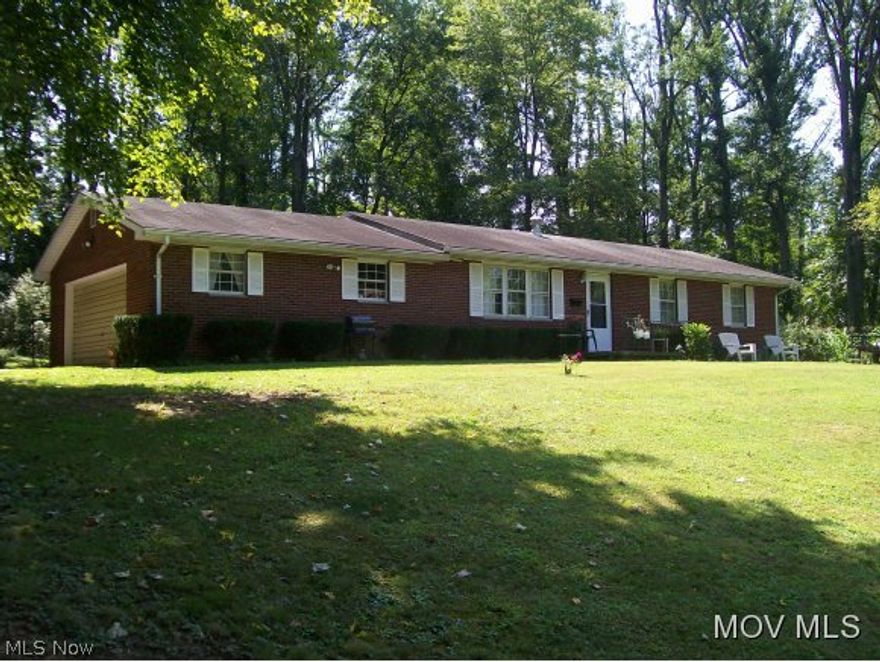Brick ranch on large 1.47 acre lot, private drive, 2 stall garage, partly finished basement with bath, mature trees, garden area and screened in back porch.  Elem: Worthington Elementary School  Elem/Bus: Y  JrHigh: Hamilton Jr. High School  JrHigh/Bus: Y  High: Parkersburg High  High/Bus: Y  Fire: VOL  Police: SHF  ;SQFT=Fin L1:1128, Fin Bsmt:456, Fin Above:1128, Fin Total:1584, Unfin Bsmt:672, Unfin Above:672;GAR= 2 Car Att