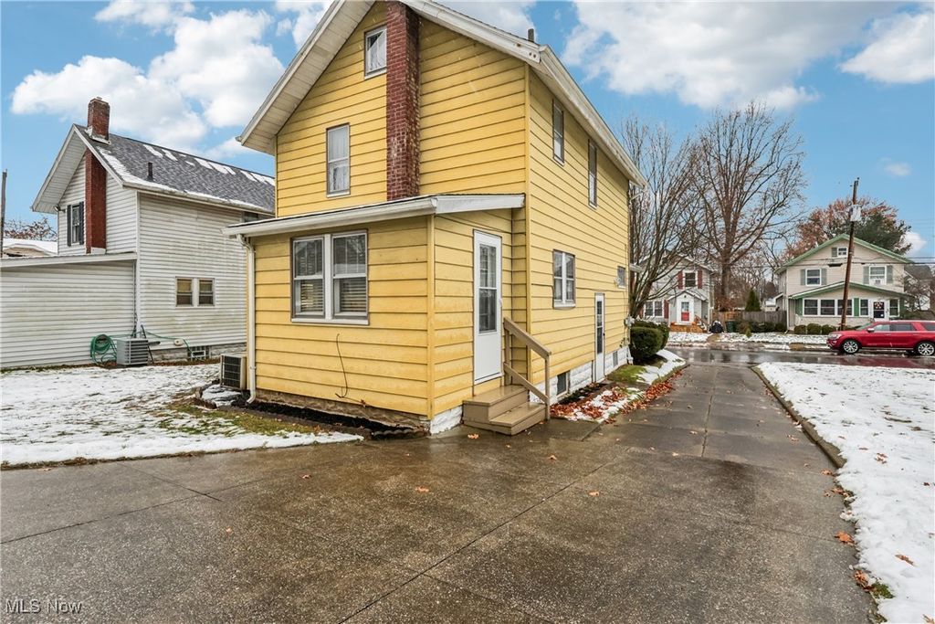 Photo of 79 20th Street SW, Barberton, OH 44203 (MLS # 5176183)