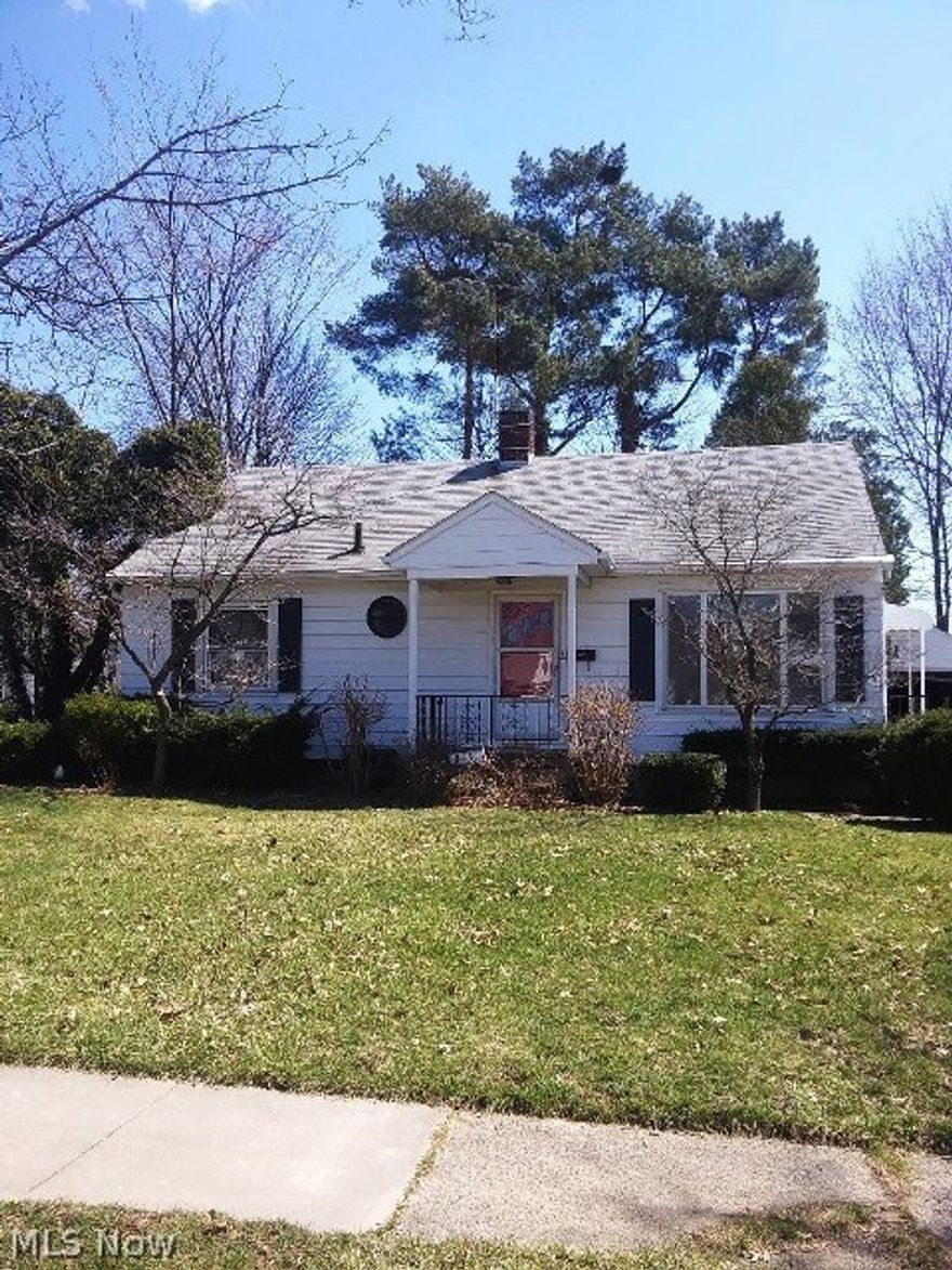 Great opportunity to buy this ranch style home located in Cuyahoga Falls, OH and
sitting on a .128 acre lot (60x93) with a detached garage. The interior offers
936 sq. ft. with 3 bedrooms and 1 bathroom plus a full basement.