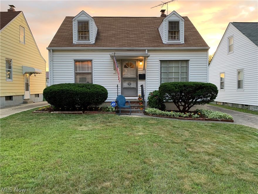 This adorable bungalow offers low maintenance and first floor living! Hard wood flooring throughout the first floor, neutral paint!!! 
2 spacious bedrooms on first floor and a large master suite loft on the second floor with cedar closet and built in dressers and storage! Full basement with lots of space, a bathroom and shower, and high ceilings! Could easily be finished! Beautifully maintained green space and a manicured lawn on this quiet block! Come see this move in ready house today! Newer roof (complete tear off)! Home warranty included for peace of mind. Point of sale will be clear at time of transfer.