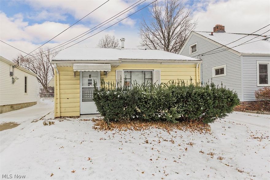 Cute 2bd/1 full bath ranch awaiting your decorating ideas. Living room/dining room combo opens to kitchen. Laundry room w/ sink houses mechanical systems. One car detached garage w/ amazing backyard! A short walk to Ridge Town
Square and minutes from freeway. Great location! Double lot!