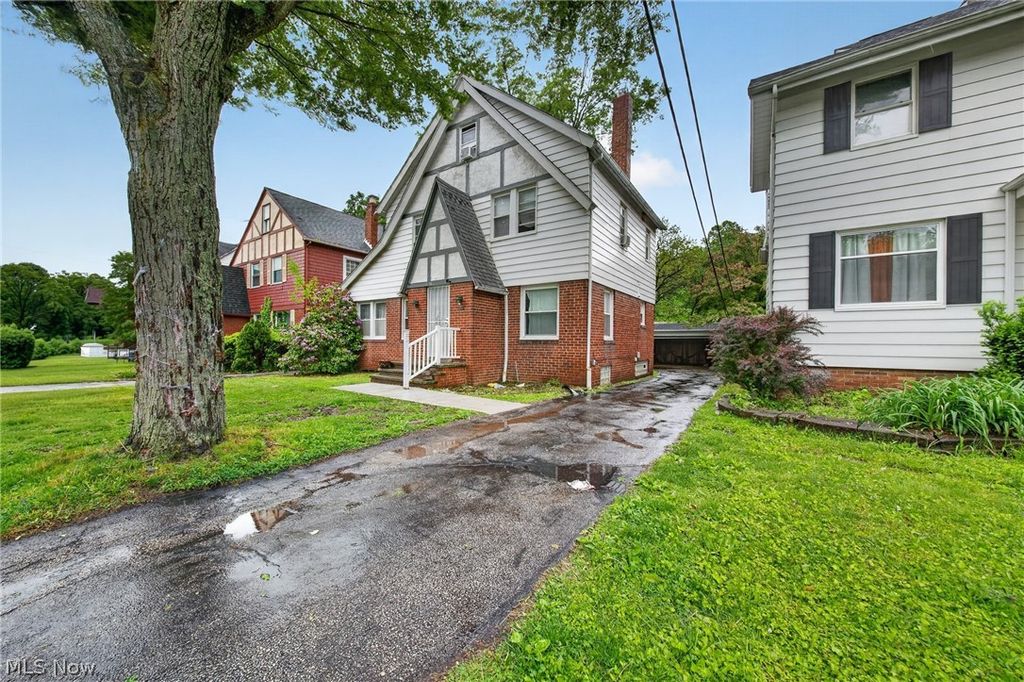 Photo of 3954 Bluestone Road, Cleveland Heights, OH 44121 (MLS # 5210935)