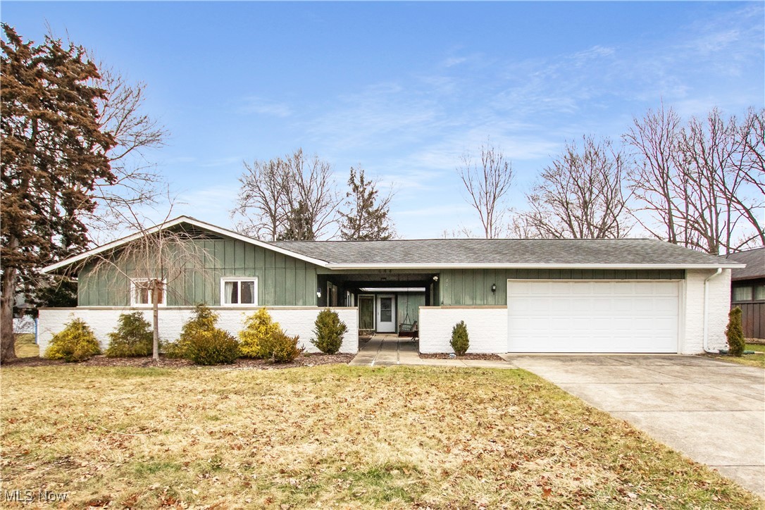 444 Woodlawn Circle, Berea, Ohio image 1