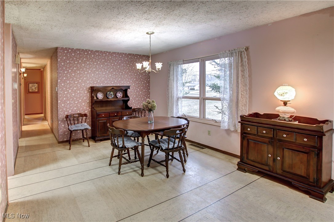 444 Woodlawn Circle, Berea, Ohio image 9