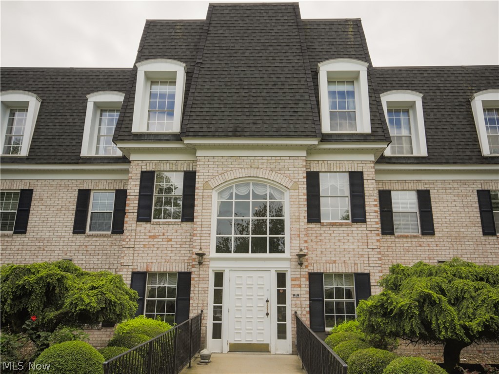 Braemar Court in King James South. Great third floor unit location with a porch overlooking the beautifully landscaped grounds. There is an eat-in kitchen open to the living room. All Kitchen appliances stay. The Master Bedroom has a private full bath as well as a large walk in closet. The additional full bath has in-suite laundry with a stackable washer/dryer. There is a large walk-in closet in the entry for additional storage. Assigned underground parking space #74 in the garage and storage included. Enjoy the Regency Club which includes an indoor pool, Jacuzzi, workout room with equipment, party rooms and outside tennis courts.
