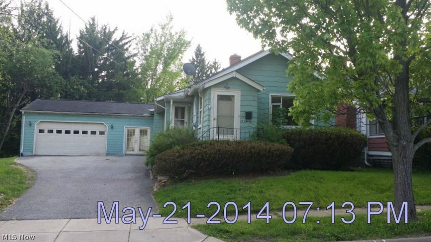 Very unique ranch in Bedford!   Master bedroom with vaulted ceilings and master bath!   Deck off the back.  Large breezeway between house and newer garage.  Great investment opportunity.  Modern kitchen.