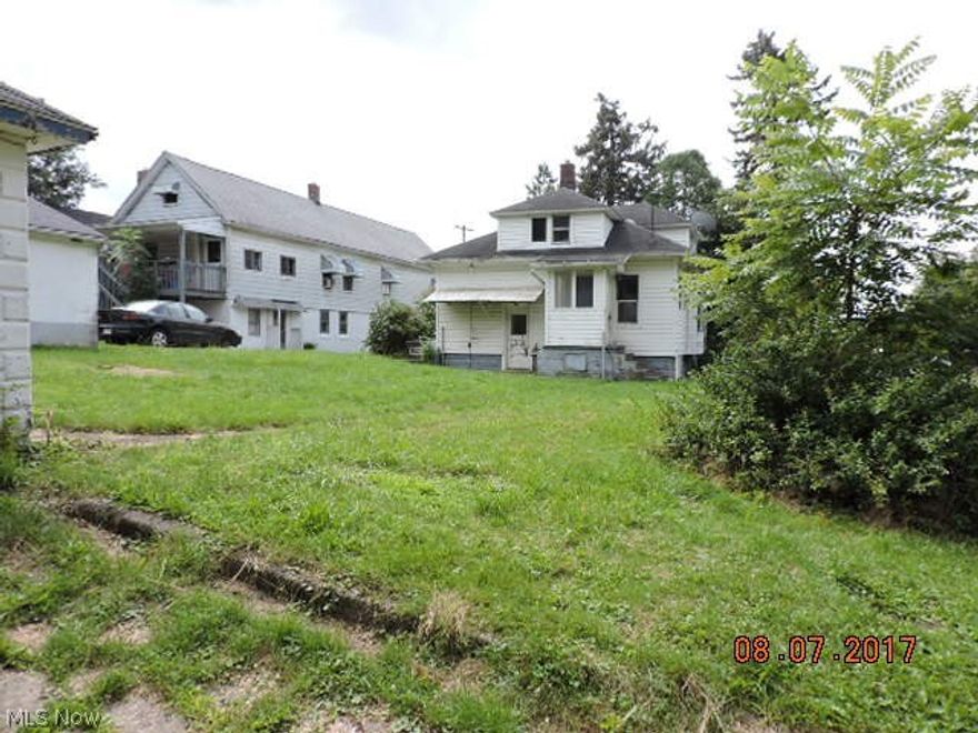 Vinyl sided cape on corner lot in Campbell. This home offers 2 bedrooms and full bath on first floor living room, dining room, kitchen and front enclosed porch. Second floor has 2 more bedrooms tandem style. Home offers a full unfinished basement.