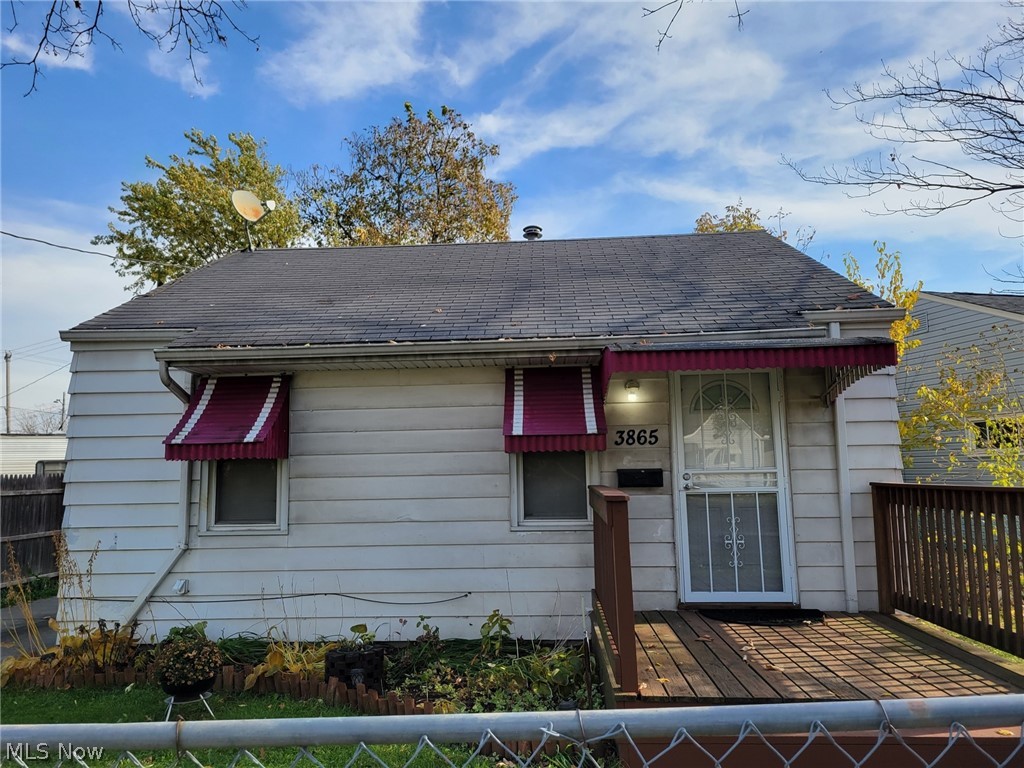 Cute and updated! Don't miss your chance to own this affordable ranch home with fenced in yard and kitchen appliances (stove and refrigerator)
Nice back yard and storage shed are an added bonus!
Call your favorite Realtor today and schedule your private showing!