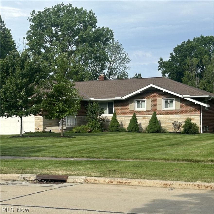 Entered for comp purposes only- Great ranch with beautiful hardwood floors, updates throughout...kitchen open to family room with gas fireplace.  Pristine condition