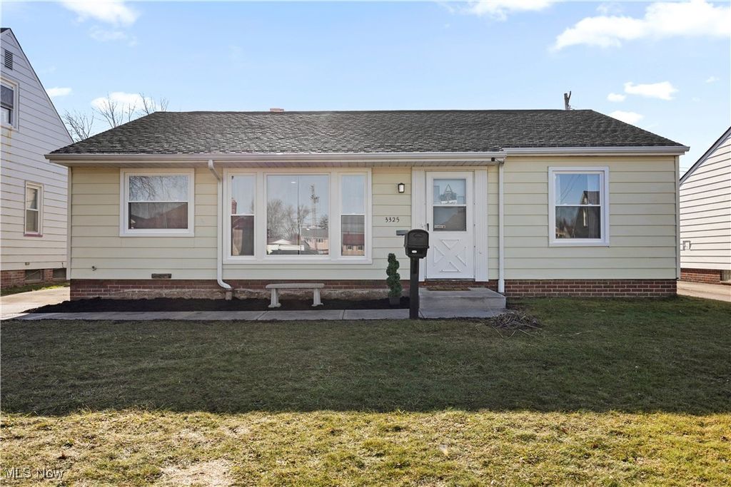 Photo of 3325 Commonwealth Drive, Parma, OH 44134 (MLS # 5180321)