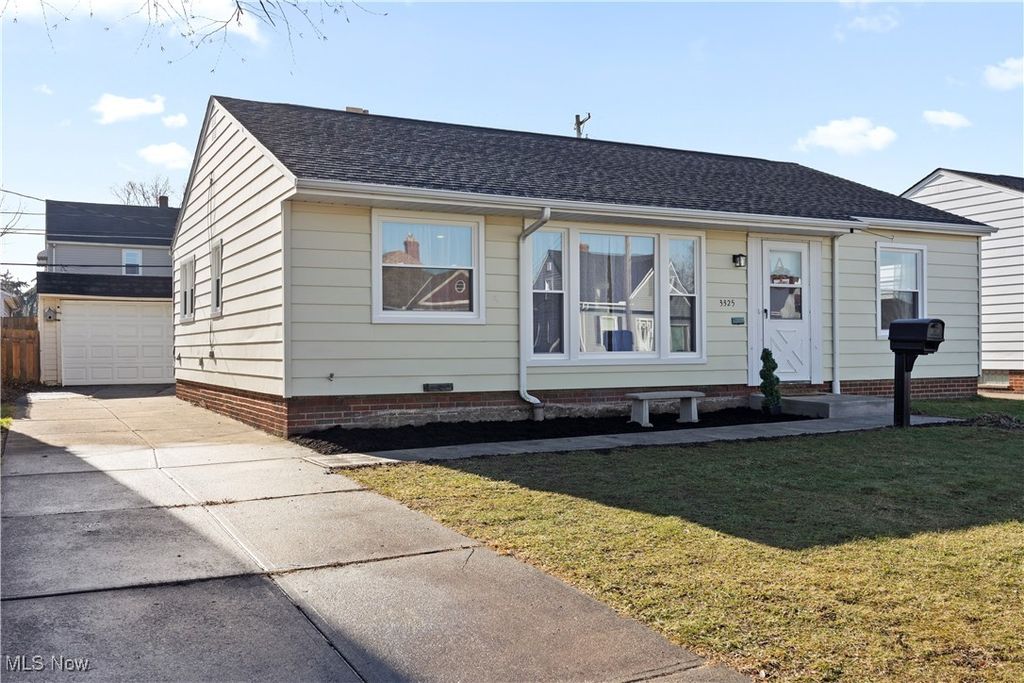 Photo of 3325 Commonwealth Drive, Parma, OH 44134 (MLS # 5180321)