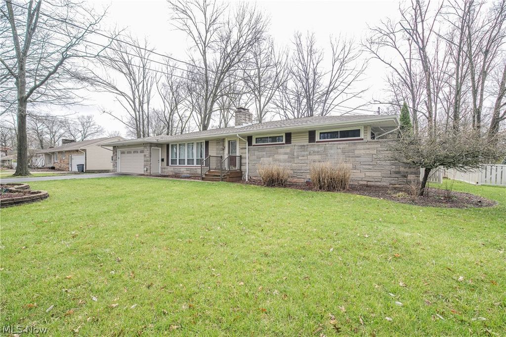 Photo of 375 Sleepy Hollow Drive, Canfield, OH 44406 (MLS # 5198185)