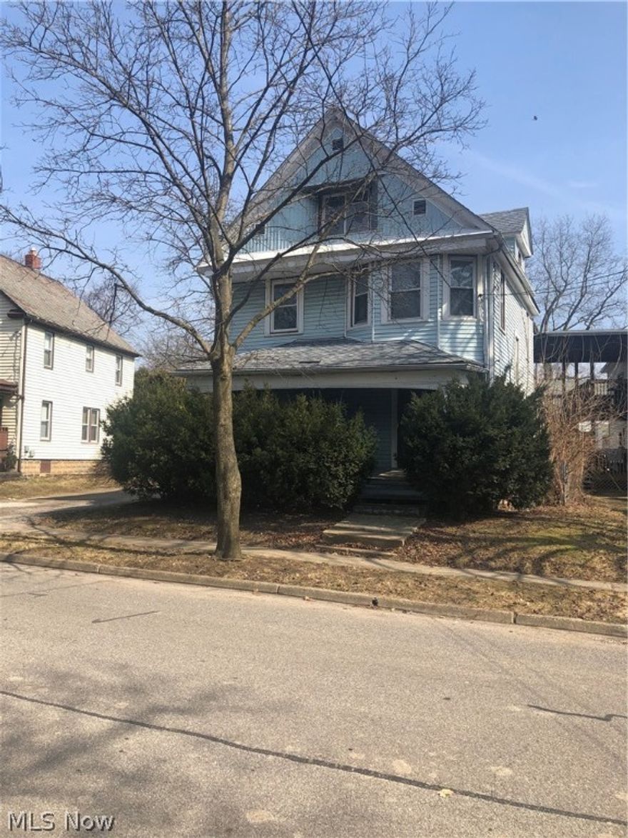 “WOW”  4 Bedroom Conianal near the Highland Square Area. This 4 Bedroom Colonial features a Large Living Room, Dining Room and Kitchen. This house is located near Stores, Restaurants and aLibrary. Minutes away from Downtown Akron and The University of Akron . Dream beginner home for growing family. Don’t miss this deal it won’t last. Call for your private showing. Thanks