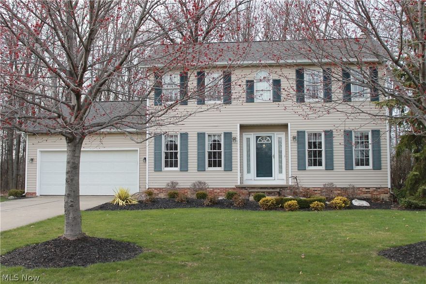 Don't miss out on this well cared for home. This home features 3 large bedrooms, an office, family room, great room and recreation room in the basement. Great home for the growing family or entertaining.