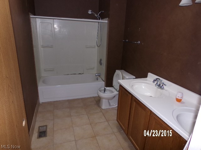 Courtyards Woodbury Condo - Residential