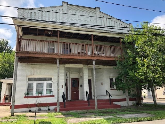 Money maker !!!Built 4 plex on a corner city lot. 4 furnaces,4 hot water tanks, 4 breaker boxes !!! Lower two units are 2 bedrooms and top two units are 1 bedrooms.Subject to probate approval.