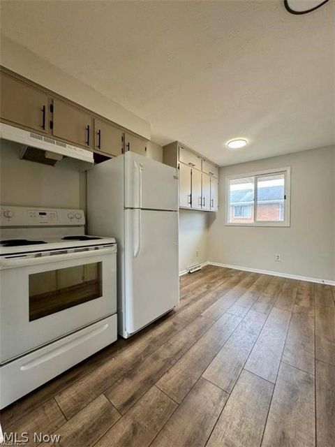 Tiny photo for 233 Kennedy Street, Louisville, OH 44641 (MLS # 5203175)