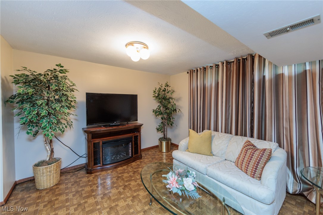 Brecksville, Ohio 44141, United States, 4 Bedrooms Bedrooms, ,4 BathroomsBathrooms,Residential,Pending,130040