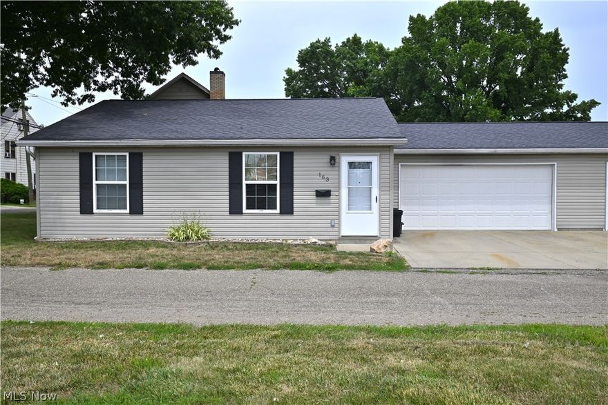 This lovely 2 bedroom is waiting for you to see! This duplex has a nice garage and is close to downtown.  Set up an appointment today! Tenant pays all utilities.