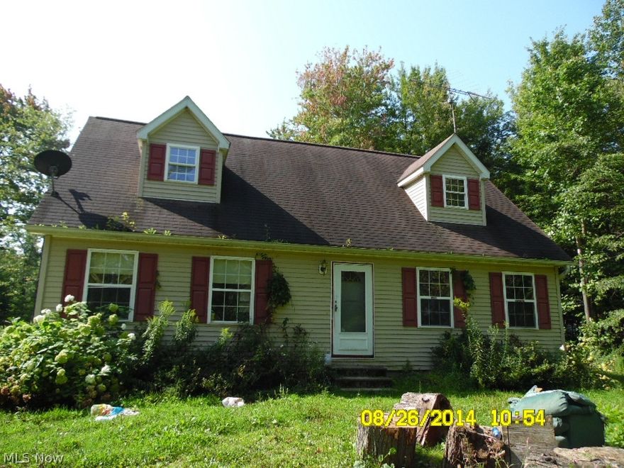 Vinyl Sided 4 bedroom Cape Cod On over 8 acres with horse barn including 3 box stalls and 2 stansion. Loft holds 750 bales. Pond in
back of one of the two pastures. Barn style garage with stairs to attic. House has loft style upstairs, 2 full baths, cozy livingroom.
Kitchen has beautiful oak cabinets with dining area. back porch is enclosed with sliders.