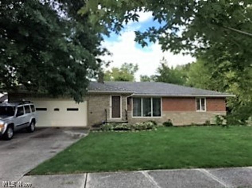 Desirable 1800+ sq ft, 3 bedroom ranch in the beautiful Forest Hills area. Large rooms, plenty of space to entertain. Formal Dining Room with sliding doors to patio. First floor laundry room! Finished Family Room with separate Media Room! Tons of storage, 2 car attached garage. MOTIVATED SELLER!