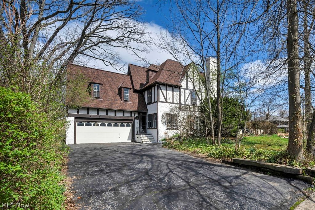 Photo of 1284 Overlook Road, Lakewood, OH 44107 (MLS # 5199080)