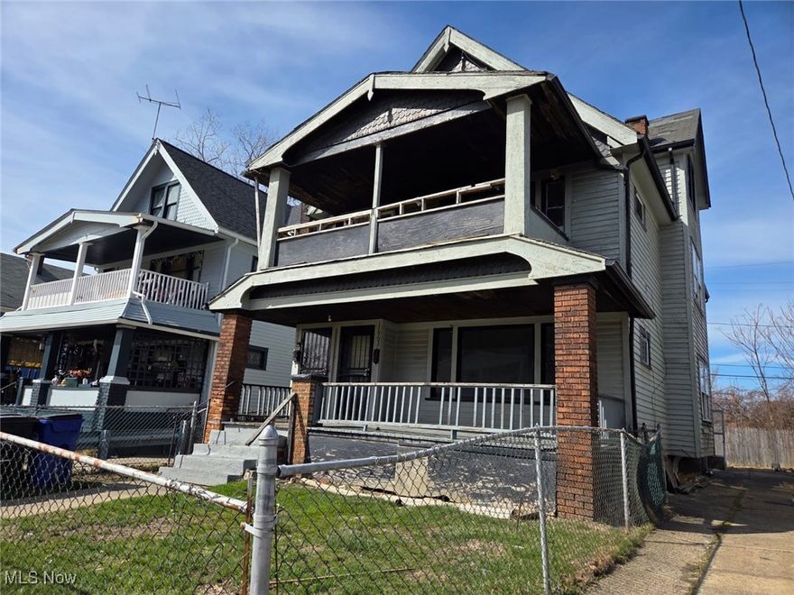 Investors, check out this buy and hold / flip opportunity. Needs some TLC to be rent ready. Large duplex with 2.5 leves and 5 bedrooms and 2 baths.