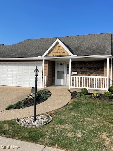 Perfect location in a ideal community. Easy access to shopping, entertainment and recreation Welcome to carefree home ownership. Open floor plan offers connection to company for entertaining. Newer appliances, laminate flooring and freshly painted walls. Lower level recreation room provides for potential personal use.