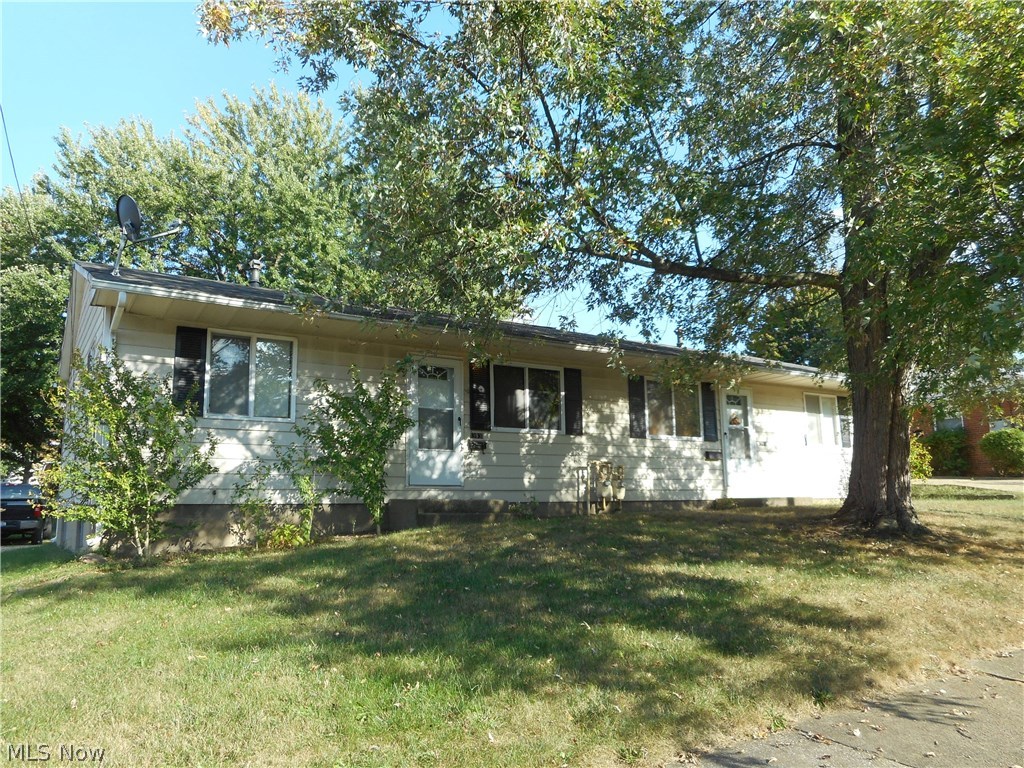 Nice ranch investment property!
2 bedrooms/1 bath and private basement on each side.
Some updates. Plenty of parking and spacious, private backyard.
Won't last