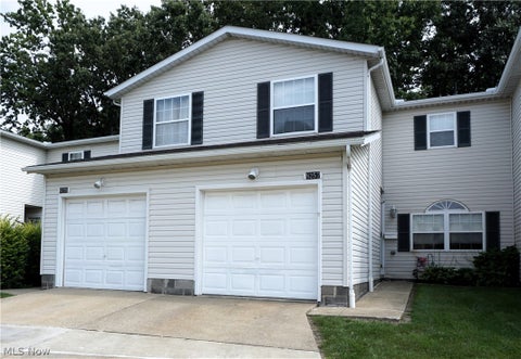 Condo For Sale - 8257 Lancaster Drive<br/> Mentor, OH 44060