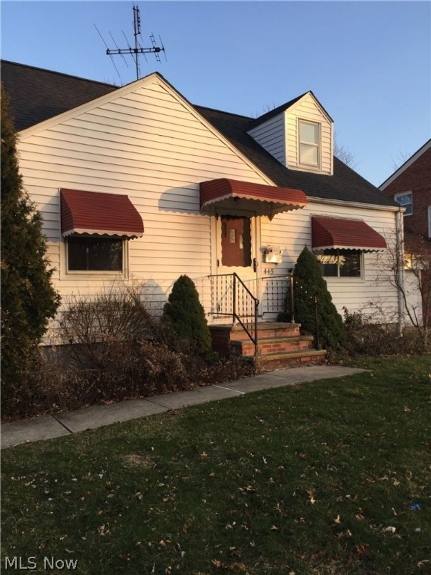 445 E. 270th St., Euclid - 3 bed 1 bath single family home! 

$850 rent / $850 deposit 
$25 application fee per adult 
1-2 pets OK with additional deposit 
NO CMHA / NO SMOKING 

Really spacious and charming 3 bedroom 1 bathroom single family home on the border of Euclid & Wickliffe, seconds from I-90 and minutes from downtown. Home has gleaming hardwood flooring throughout! Large living room, cozy eat in kitchen that has a stove provided. Tenant must supply their own fridge, or we can provide for $25/month appliance fee. Home has a rec room in the basement and separate laundry room with washer/dryer hook ups! 

Tenant pays all utilities including water/sewer/trash, gas and electric. Tenant is responsible for lawn care and snow removal.
