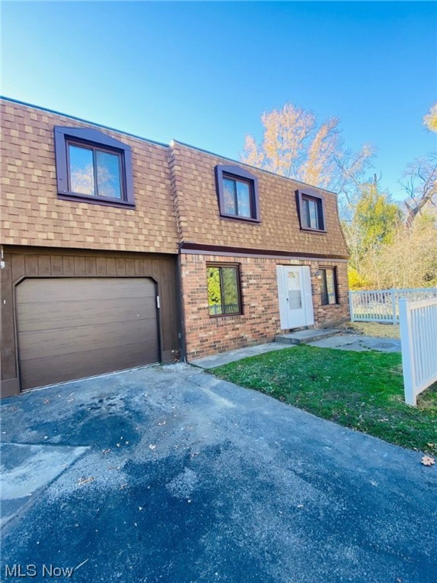 Beautifully updated townhome in centrally located Smokerise Oaks Condominiums with the privacy of an end unit.  This 3 bed, 2.5 bath townhouse has been completely updated. Updates include new kitchen cabinets, quartz countertops, appliances, master bath vanity, newer windows, garage door, garage door opener, flooring, paint,  and electrical panel. The half-bath is conveniently located off of the kitchen. A spacious living room is also located on the main floor of the home. Upstairs you will find the master bedroom with en-suite bathroom and the remaining 2 beds and shared bath. The upstairs hall bath houses the washer/dryer for convenient second floor laundry.  This unit has its own 1 car attached garage with direct access into the townhome and partially fenced front yard. Don't miss out, schedule today! Agent is partial owner.