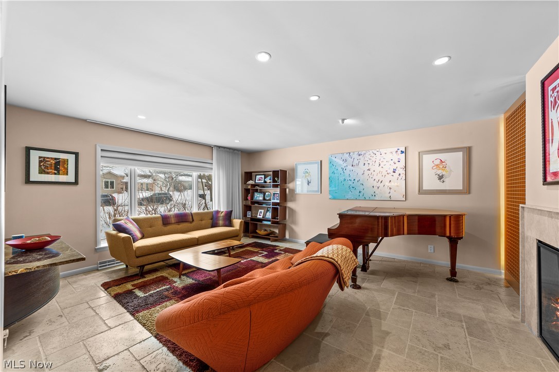 2408 Beachwood Boulevard