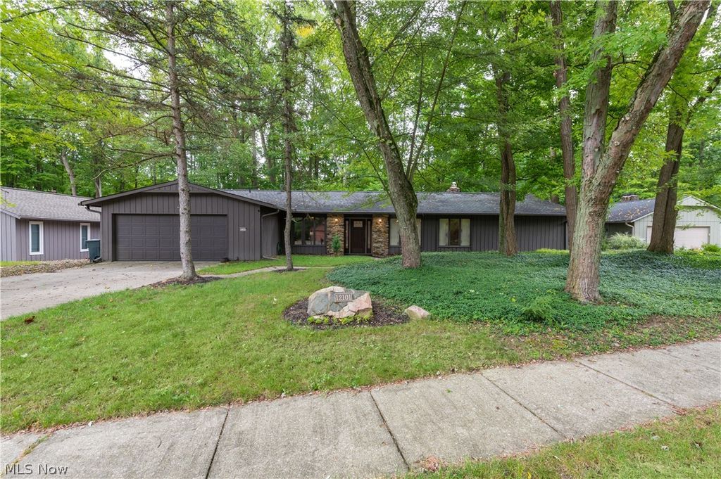 Photo of 12101 The Bluffs Blfs, Strongsville, OH 44136 (MLS # 5200417)