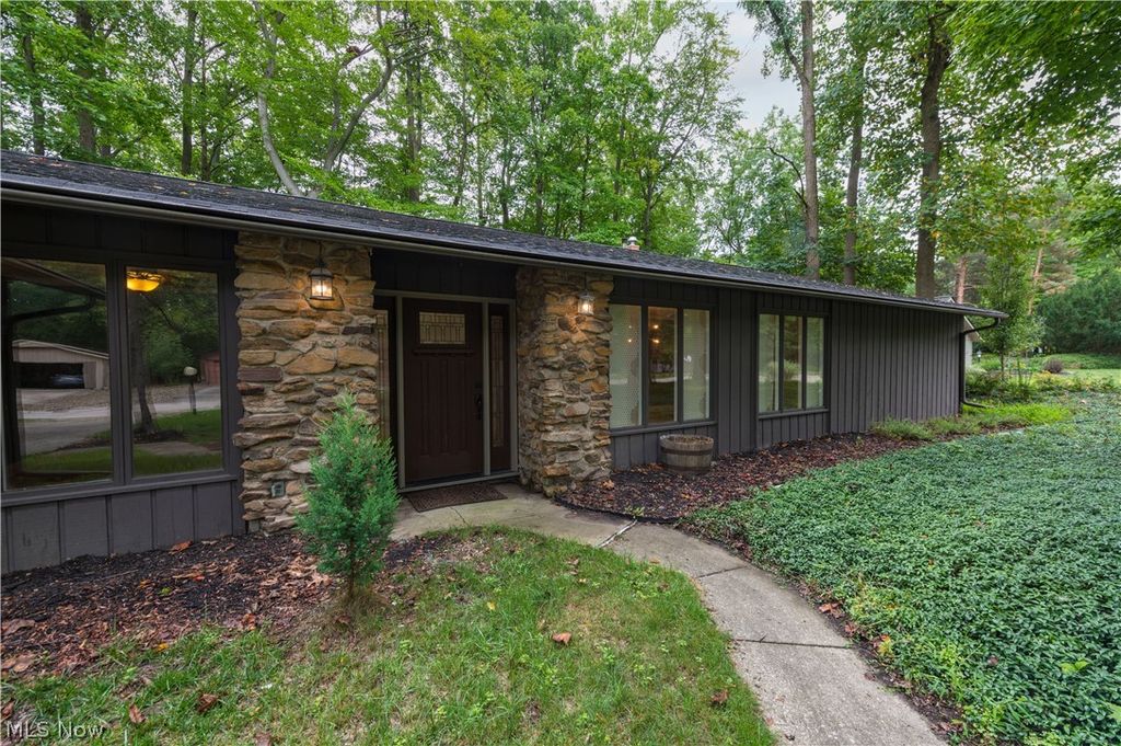 Photo of 12101 The Bluffs Blfs, Strongsville, OH 44136 (MLS # 5200417)