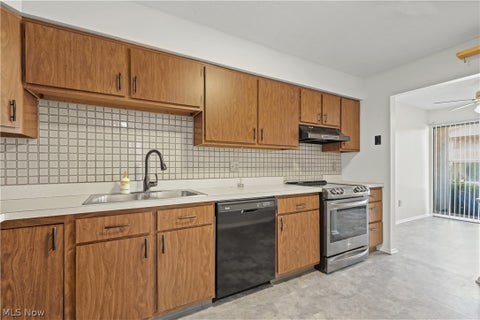 Tiny photo for 7569 Creekwood Drive #21D, North Royalton, OH 44133 (MLS # 5255453)