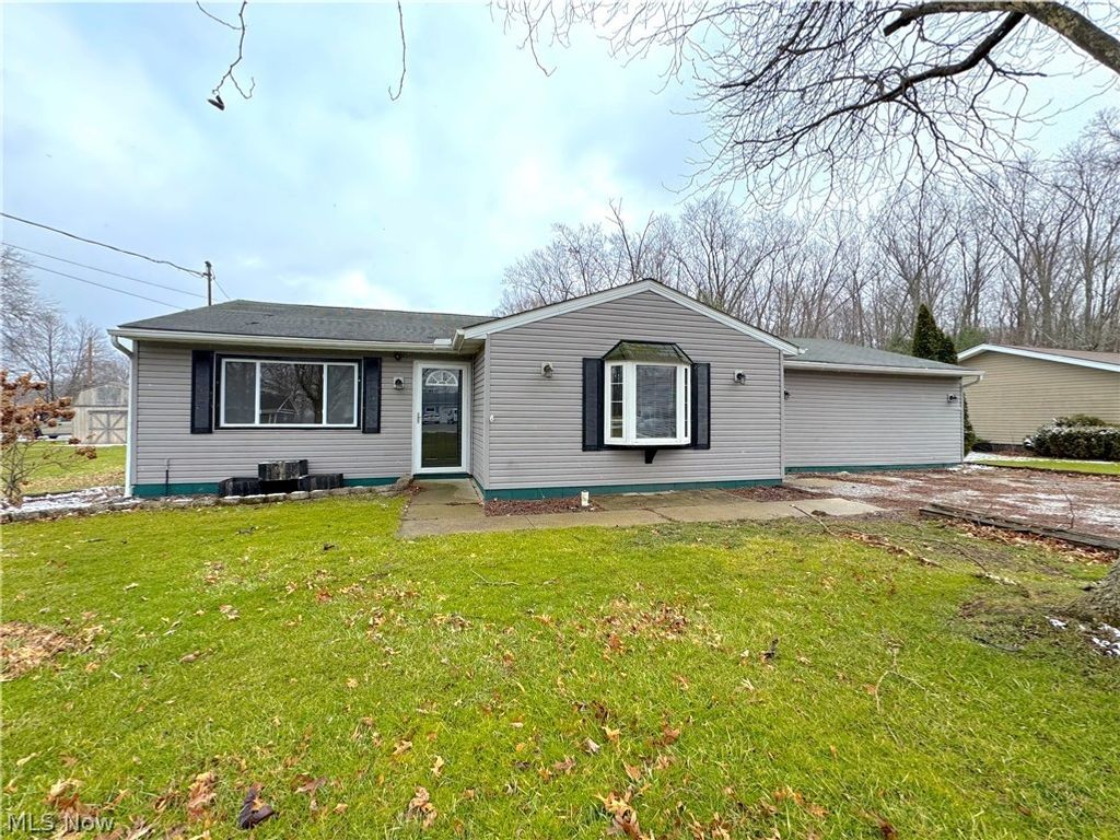 Photo of 18066 Hillcrest Drive, Lake Milton, OH 44429 (MLS # 5189633)