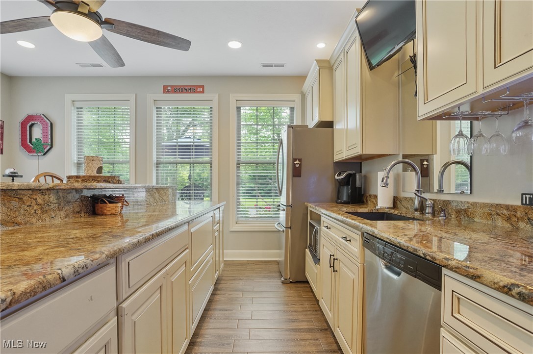 1302 Hillandale Drive, Akron, Ohio image 34