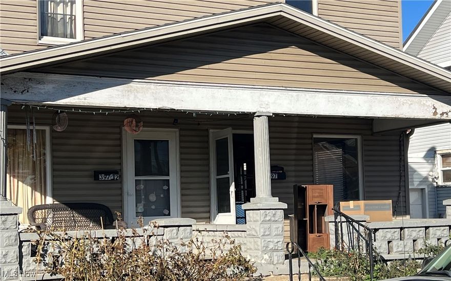 This charming duplex offers two spacious units, each with 2 bedrooms and 1 bathroom, making it perfect for investors or homeowners looking for rental income. Enjoy the convenience of off-street parking and a location close to all amenities, including shopping, dining, and more. With its attractive price, this property is ready for its new owner. Don’t miss out on this fantastic opportunity!