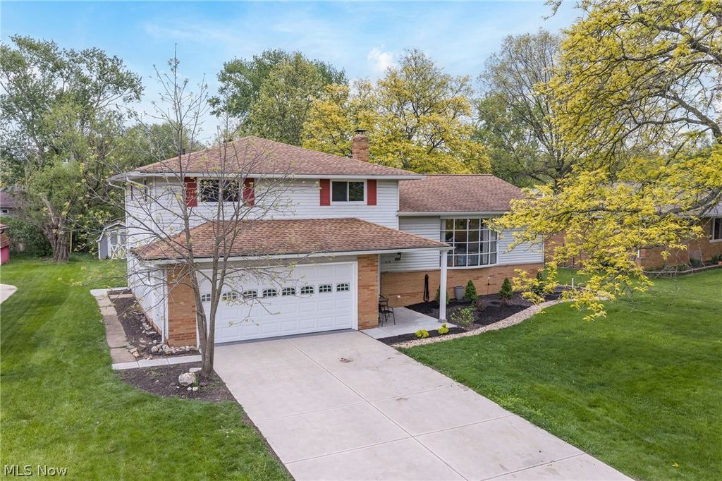 Photo of 5609 Pinnacle Park Drive, Seven Hills, OH 44131 (MLS # 5209117)