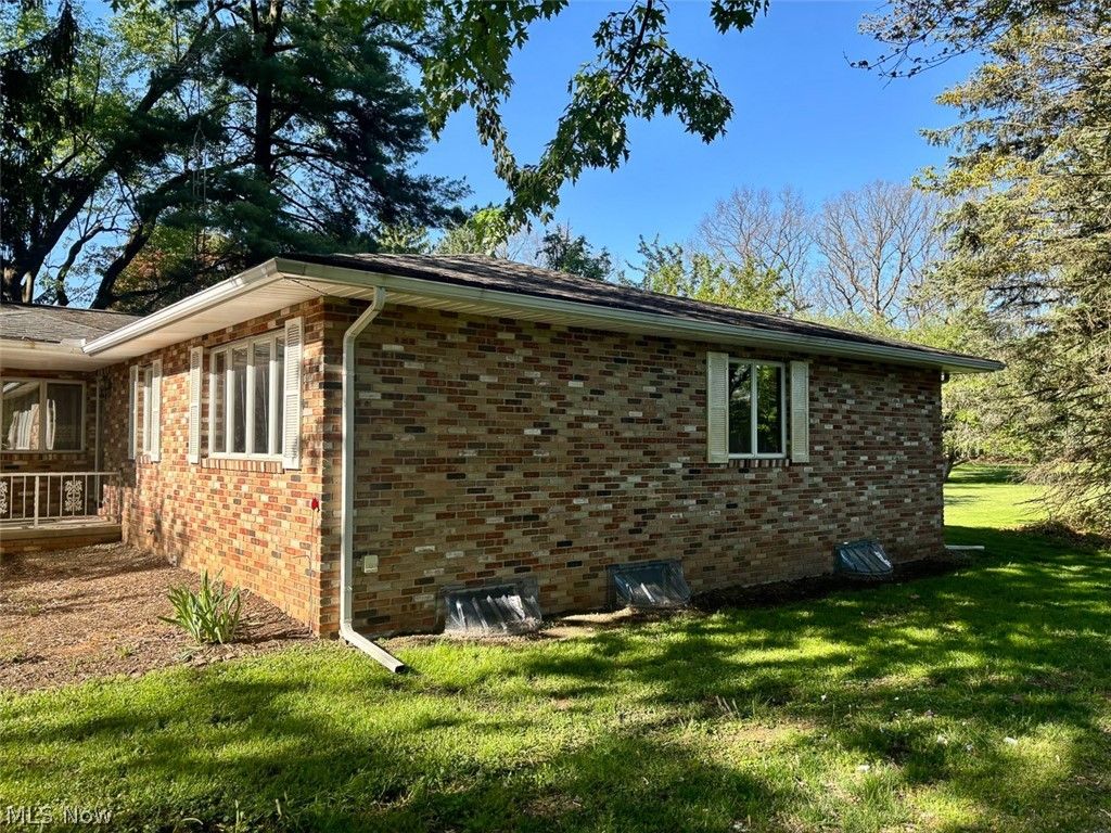 Photo of 1591 Elberta Avenue SW, North Canton, OH 44709 (MLS # 5211827)
