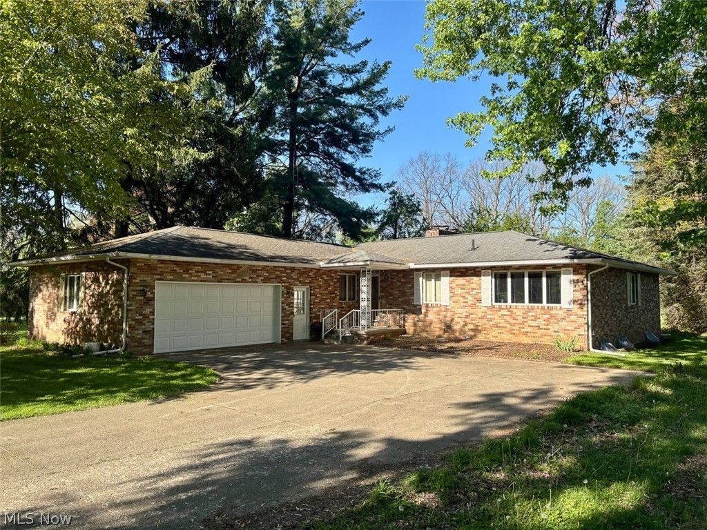 Photo of 1591 Elberta Avenue SW, North Canton, OH 44709 (MLS # 5211827)