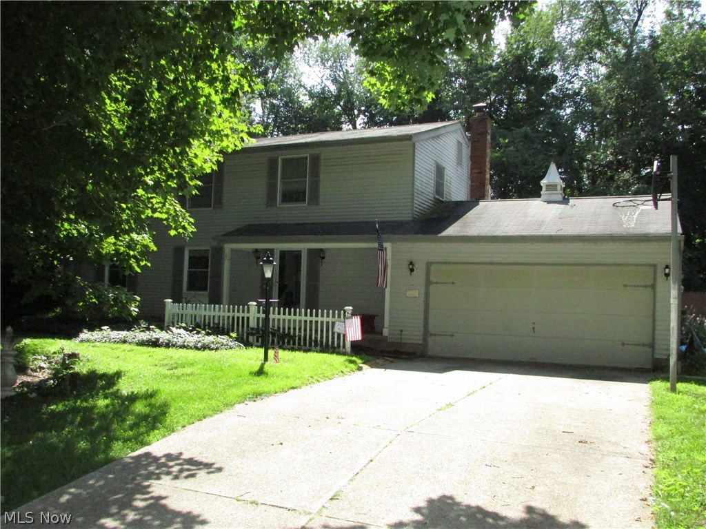Quality bones in this 4 bedroom, 2.5 bath Copley Colonial. A large family room has a wonderful fireplace. The living and dining rooms are spacious. There is a large screened porch off of the family room. Nice lot, attached 2 car garage, full basement. Contact agent for details of short sale.