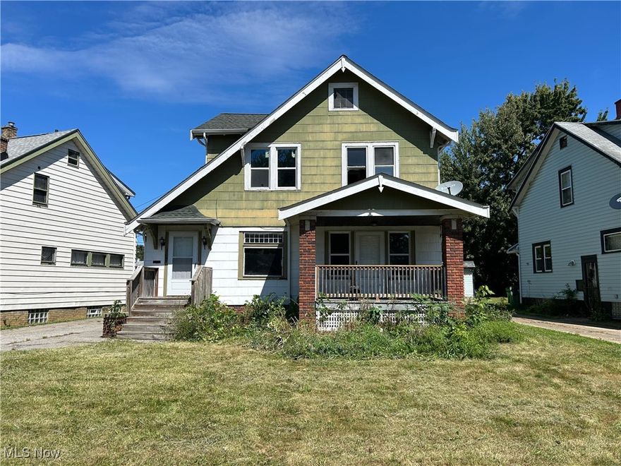 Vacant 3-bedroom, 1-bath single-family home offering approximately 1,357 sq. ft. of living space. The property needs a little TLC, presenting a solid value-add opportunity for investors or owner-occupants looking to add equity.
Features a functional layout and solid structure, making it a strong candidate for light cosmetic improvements and quick rent-up. Conveniently located near shopping, schools, public transportation, and major highways, supporting long-term rental demand.
Ideal for buyers seeking an affordable entry point with upside potential.