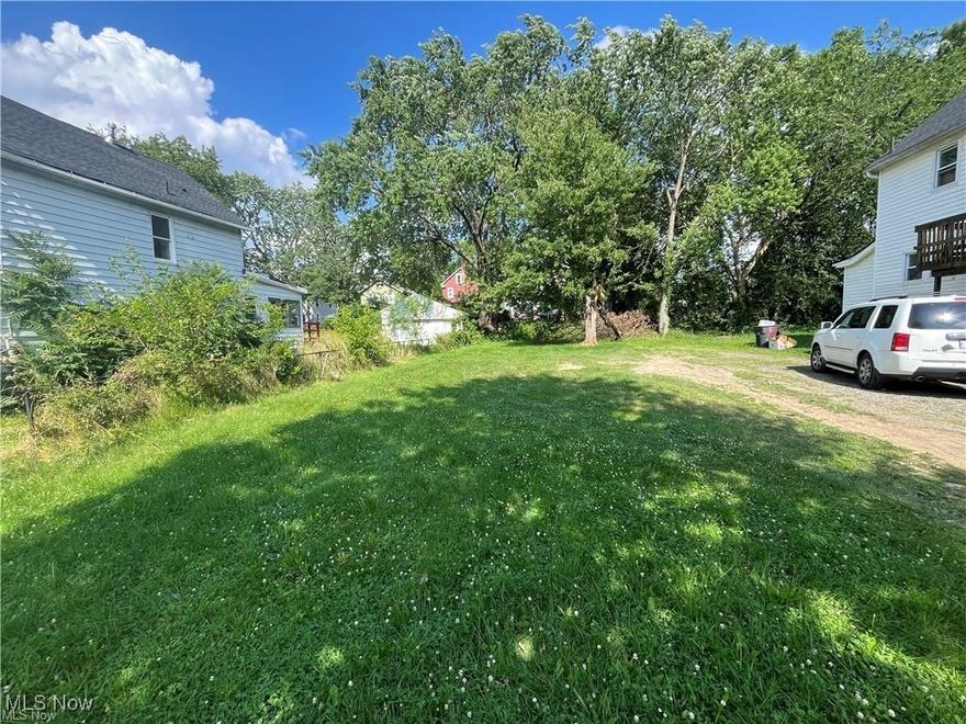 Ready to build your own custom home in Kenmore? This lot is cleared and ready for your home build! Plans have been developed and can be provided upon request.