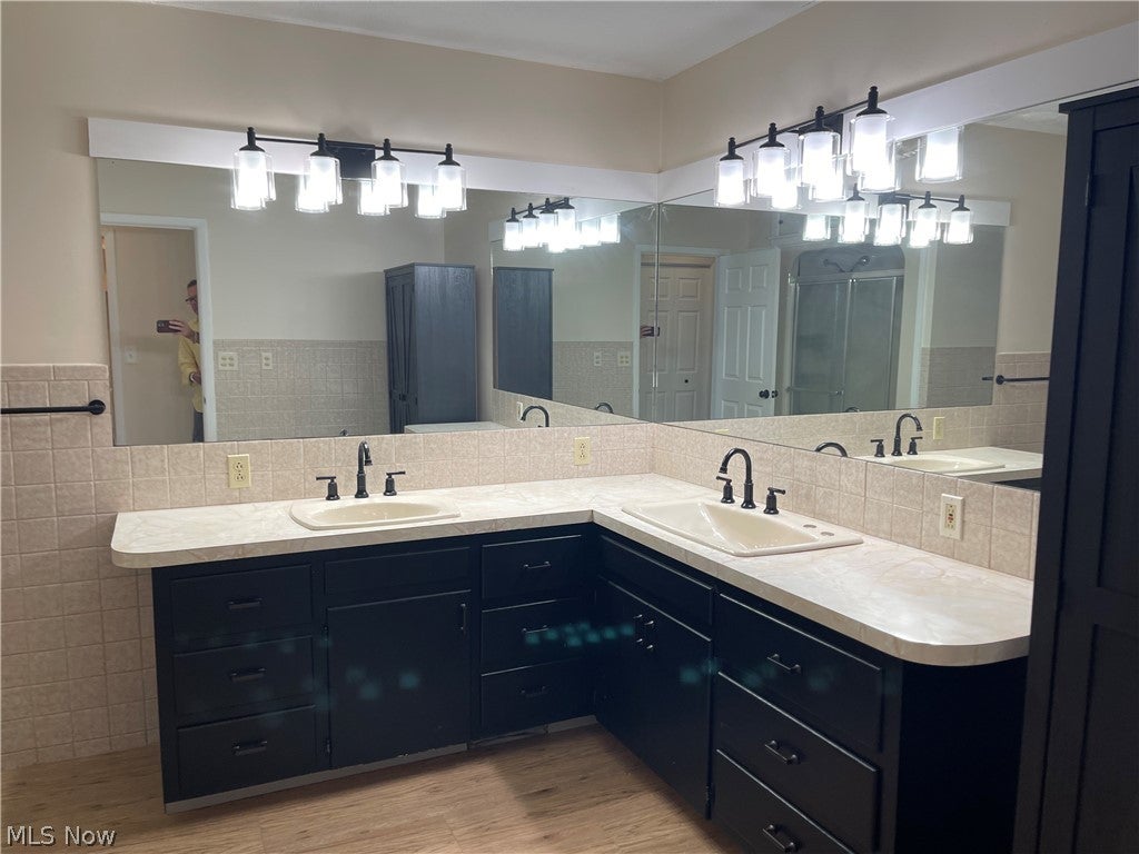 87 W Woodsdale Avenue