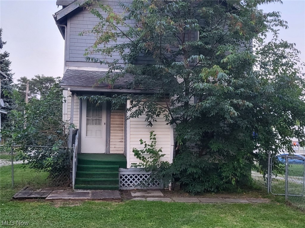 Welcome to this charming and spacious 3-bedroom home nestled in the heart of Barberton. Call today for a private tour!